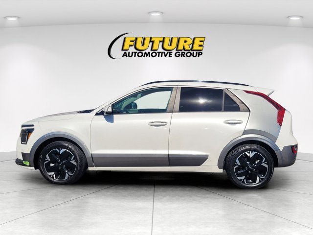 Used 2023 White Kia Wave image 6