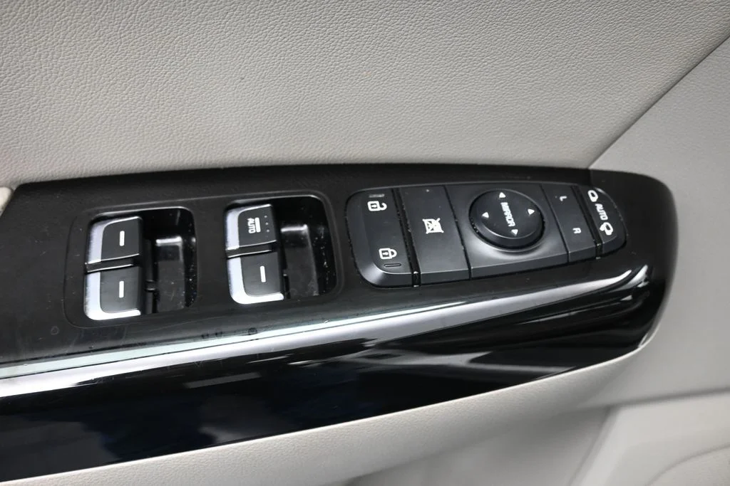 Used 2018 White Kia EX image 12