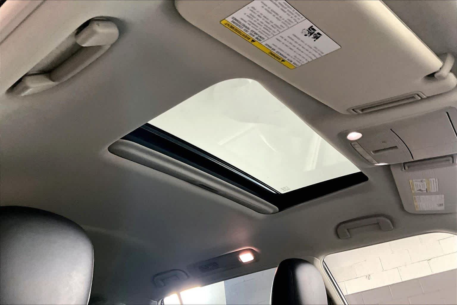 Used 2022 Champagne Quartz INFINITI LUXE image 13