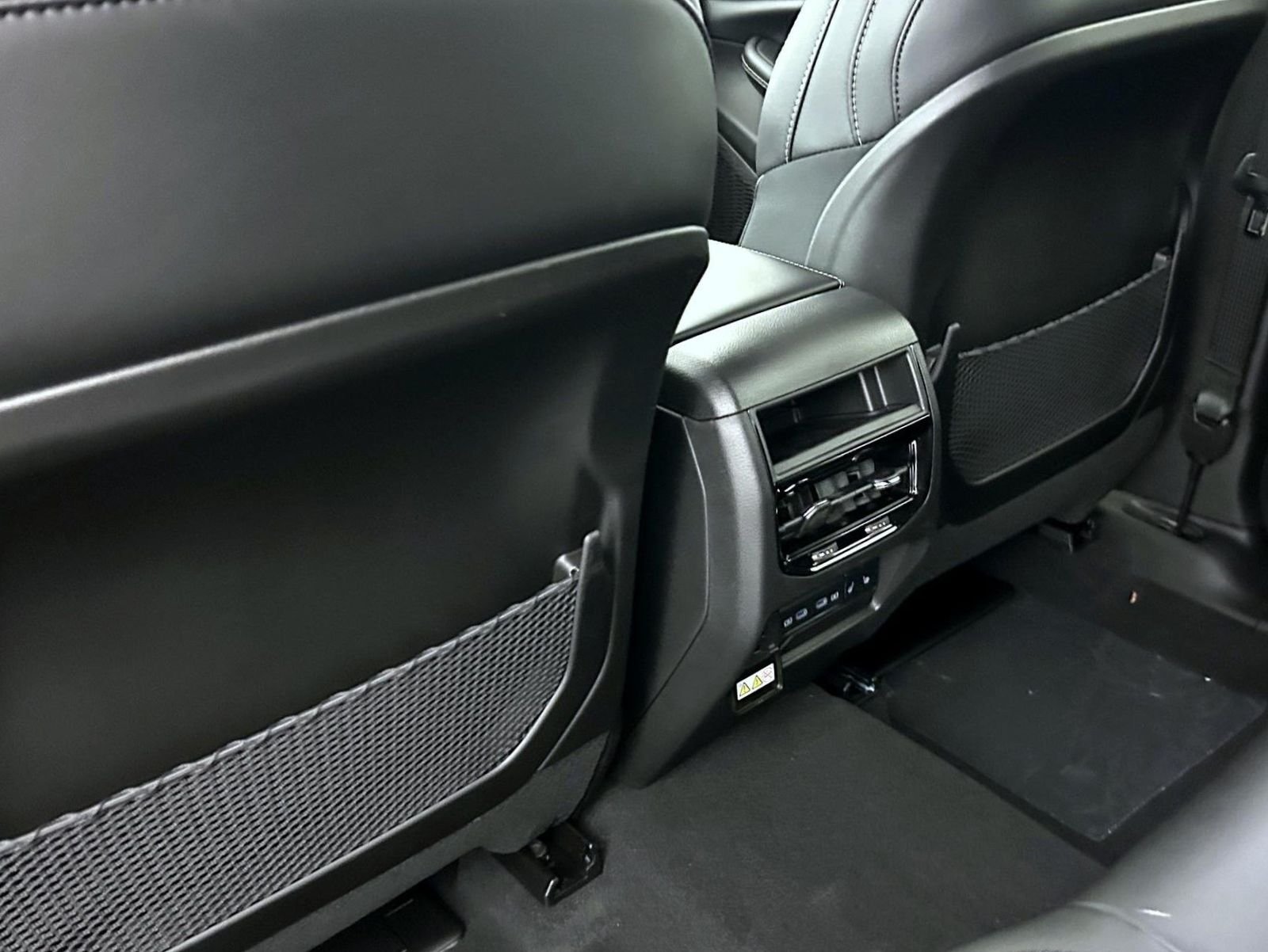 New 2026 Diamond Black Crystal Pearl-Coat Exterior Paint Jeep Limited image 21