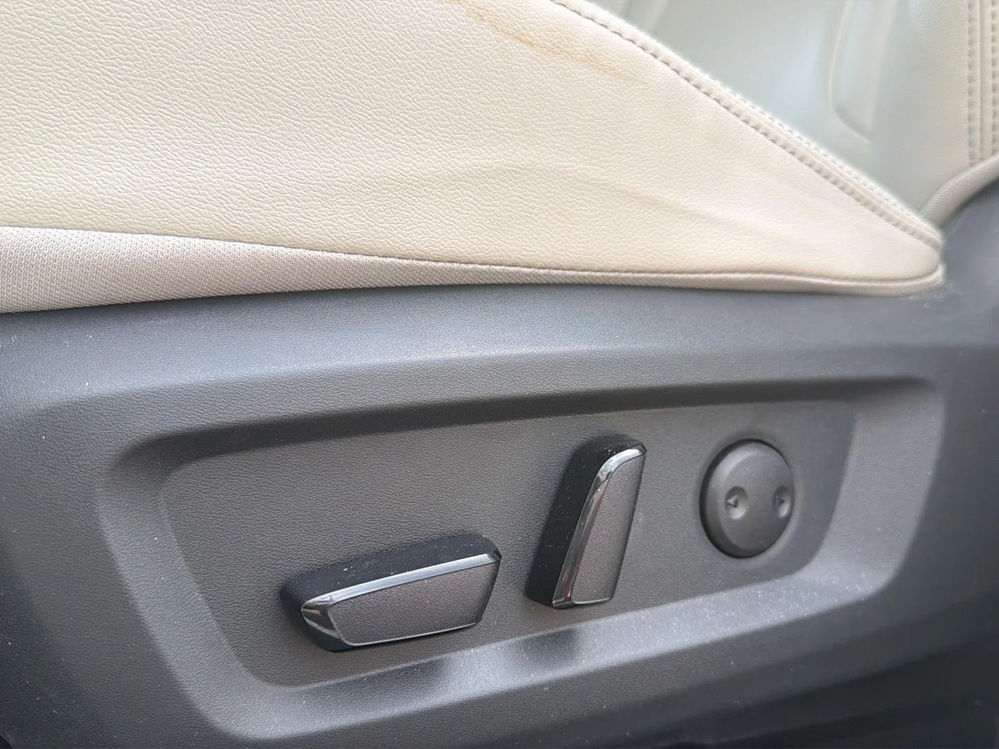 Used 2023 Pearl White Tricoat Nissan SL image 13