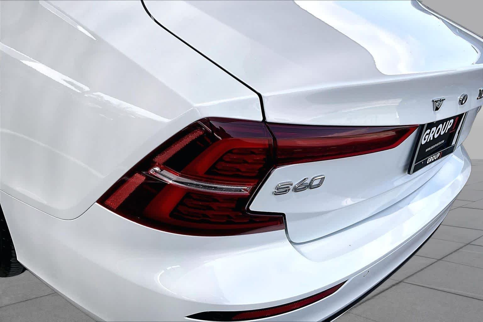Used 2022 Crystal White Metallic Volvo Momentum image 29