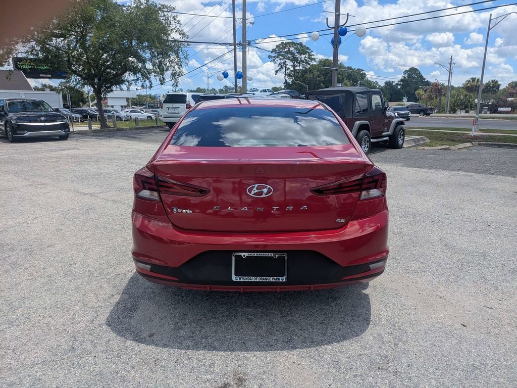 Used 2020 Red Hyundai SE image 4