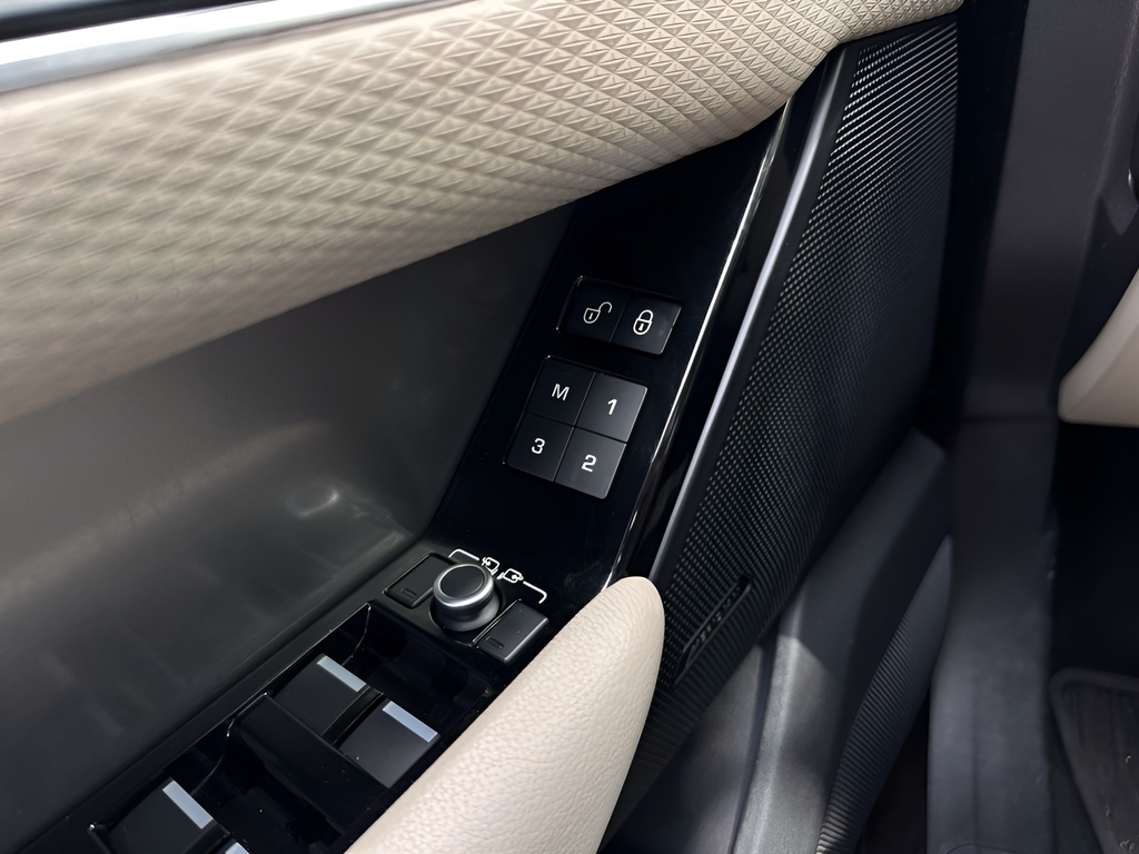 Used 2019  Land Rover S image 18