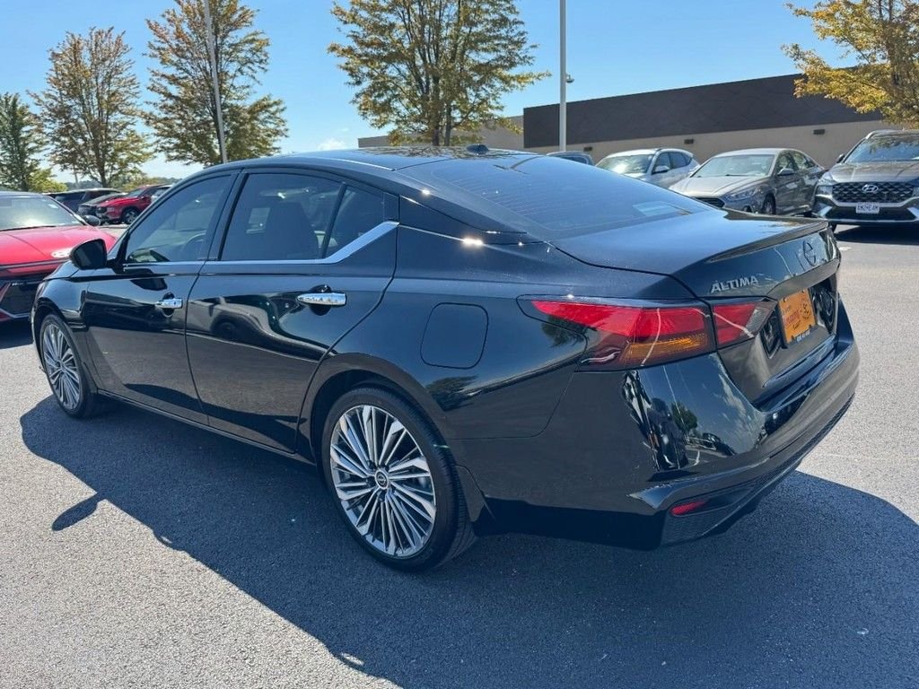 Used 2025 Black Nissan 2.5 SL image 5