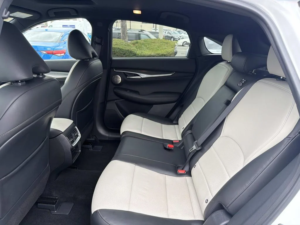 Used 2023 RADIANT WHITE INFINITI ESSENTIAL image 27