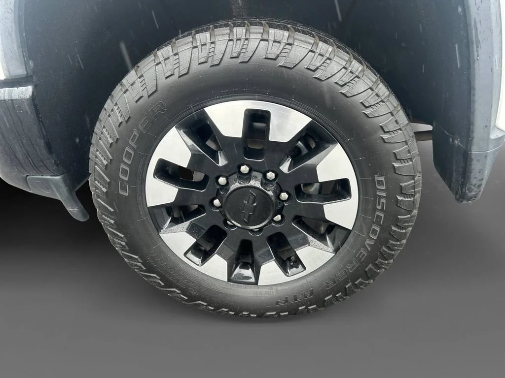 Used 2020 SUMMIT WHITE Chevrolet Custom image 15