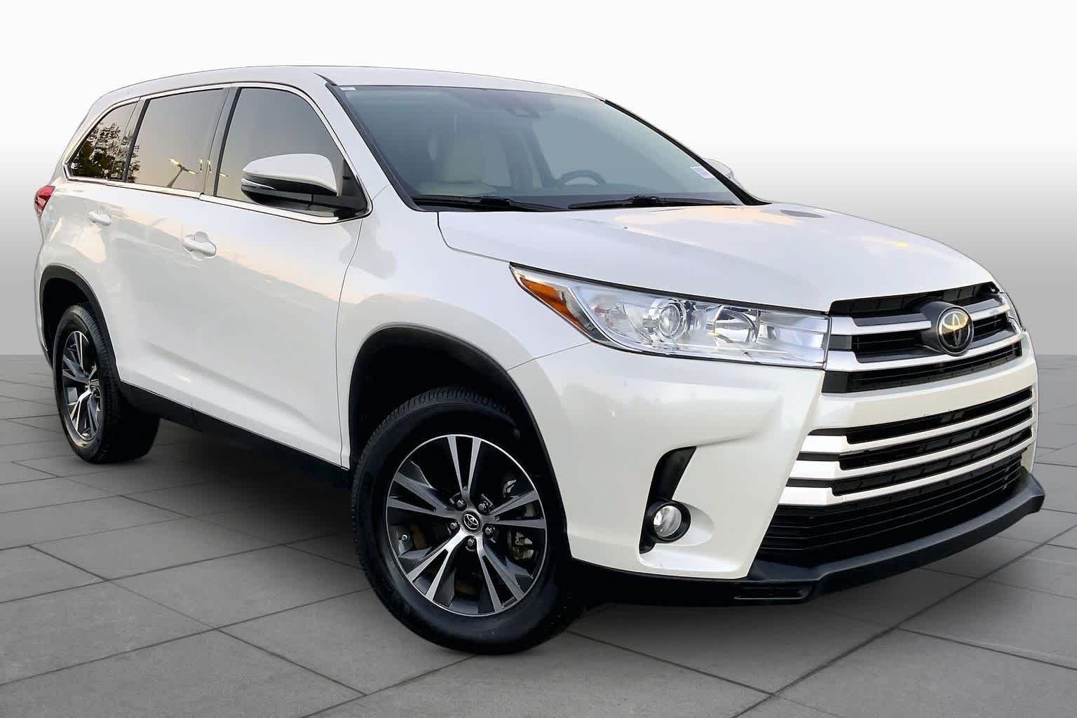 Used 2019 Blizzard Pearl Toyota LE Plus image 3