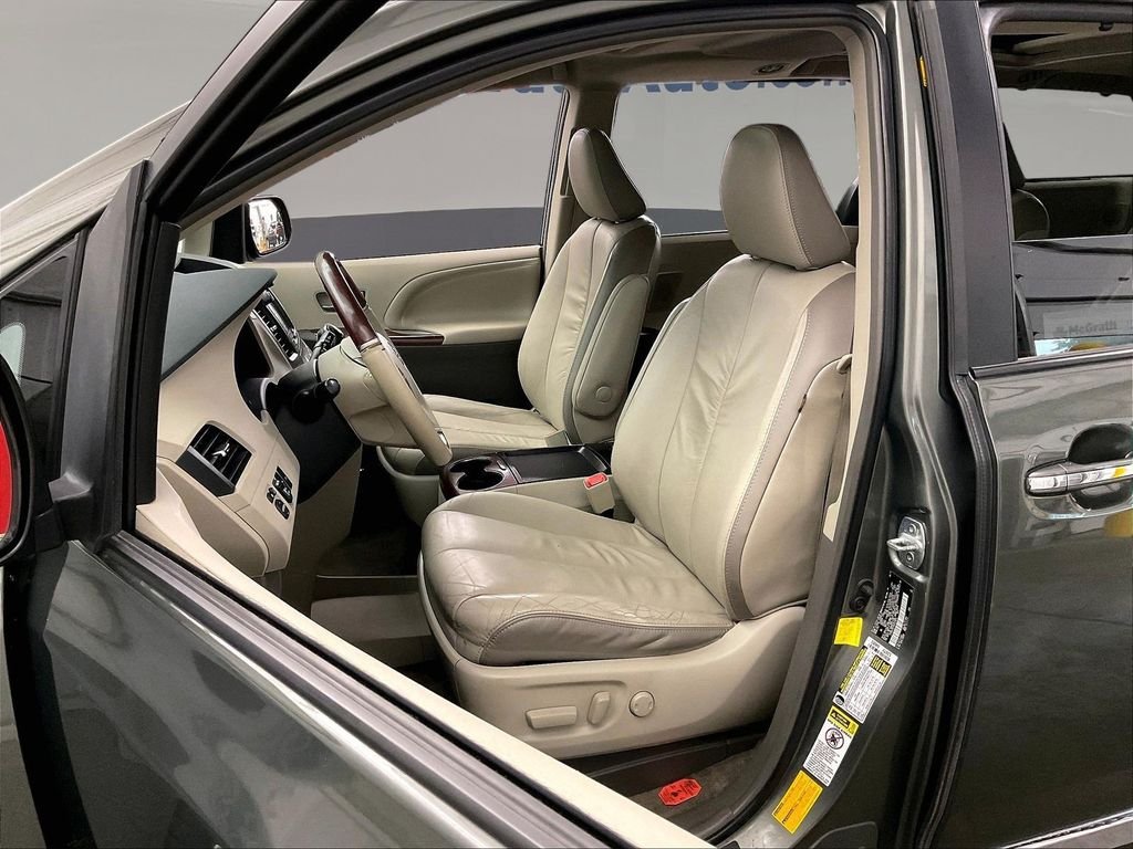 Used 2011 Green Toyota Limited image 29