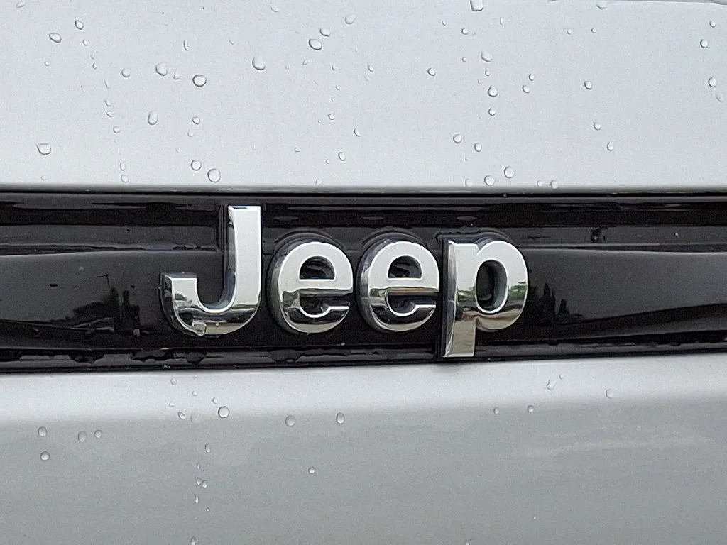 Used 2022 Silver Jeep Limited 4x4 image 32