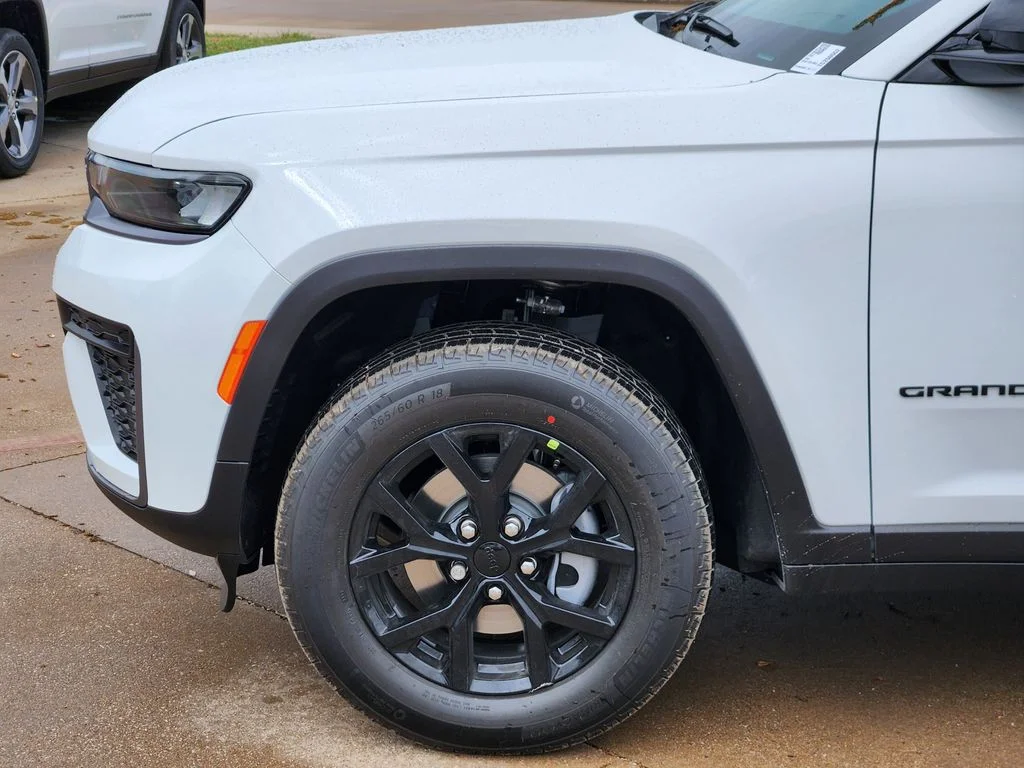 New 2026 Bright White Clear-Coat Exterior Paint Jeep Altitude image 6