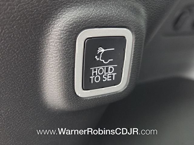 New 2026 Diamond Black Crystal Pearl-Coat Exterior Paint Jeep Limited image 14