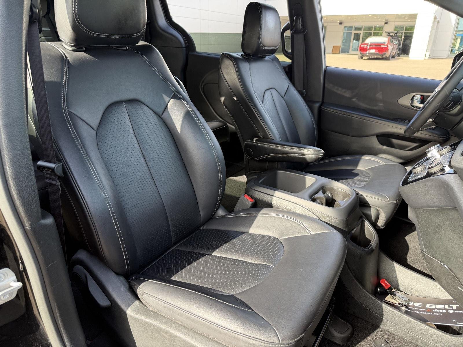Used 2025 Diamond Black Crystal Pearlcoat Chrysler Select image 21