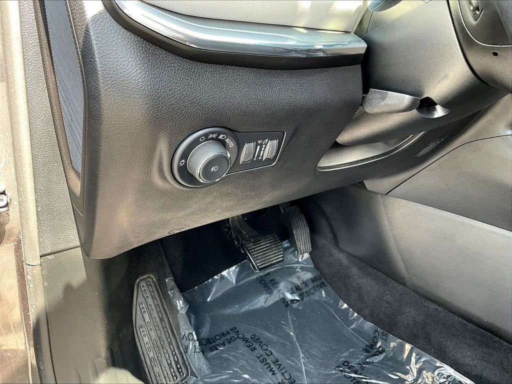 Used 2022 Gray Jeep Limited image 23