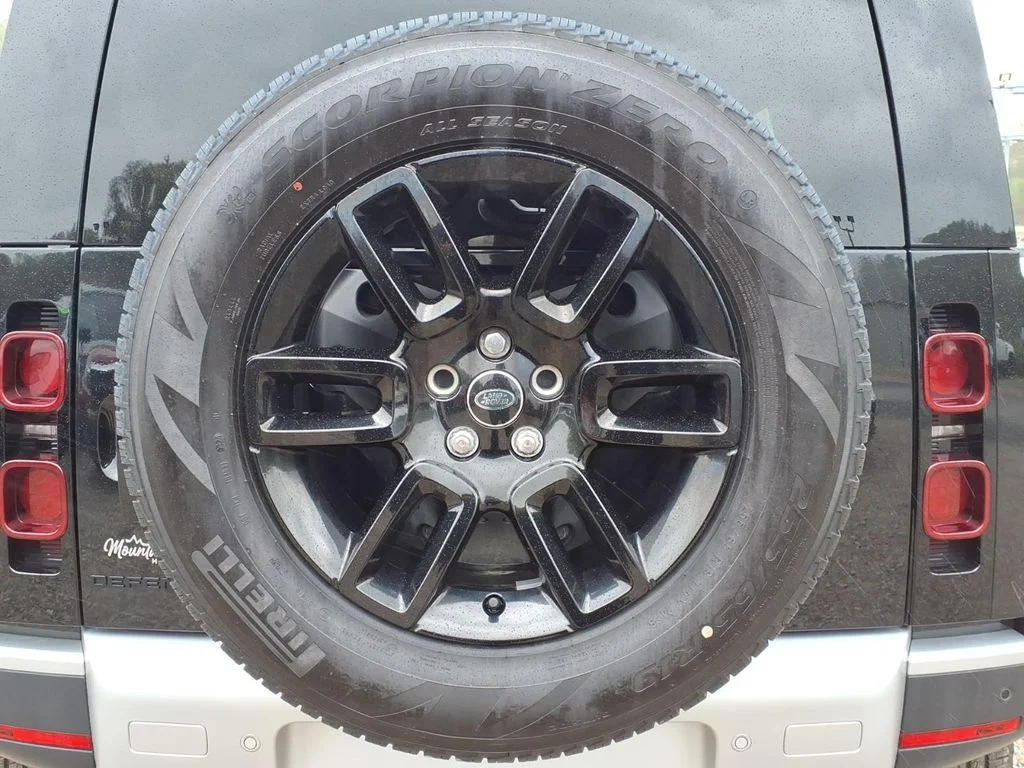 Used 2025  Land Rover S image 29