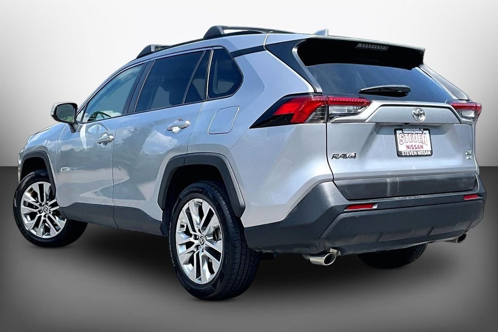 Used 2021 Silver Toyota XLE Premium image 4