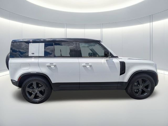 Used 2024 White Land Rover SE image 7