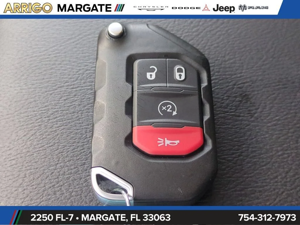 Used 2025 Granite Crystal Metallic Clearcoat Jeep Sahara image 32