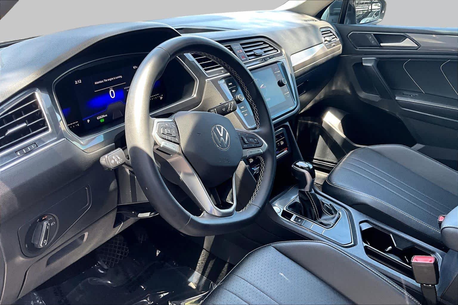 Used 2023 Platinum Gray Metallic Volkswagen SE image 18