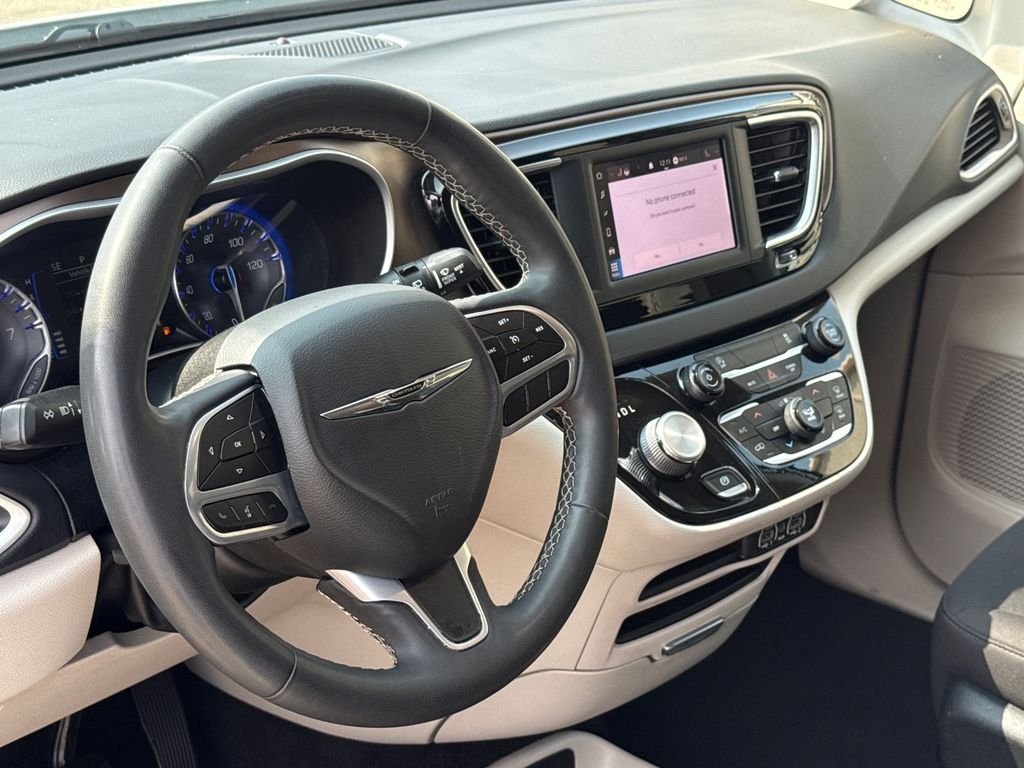 Used 2022 White Chrysler LX image 17