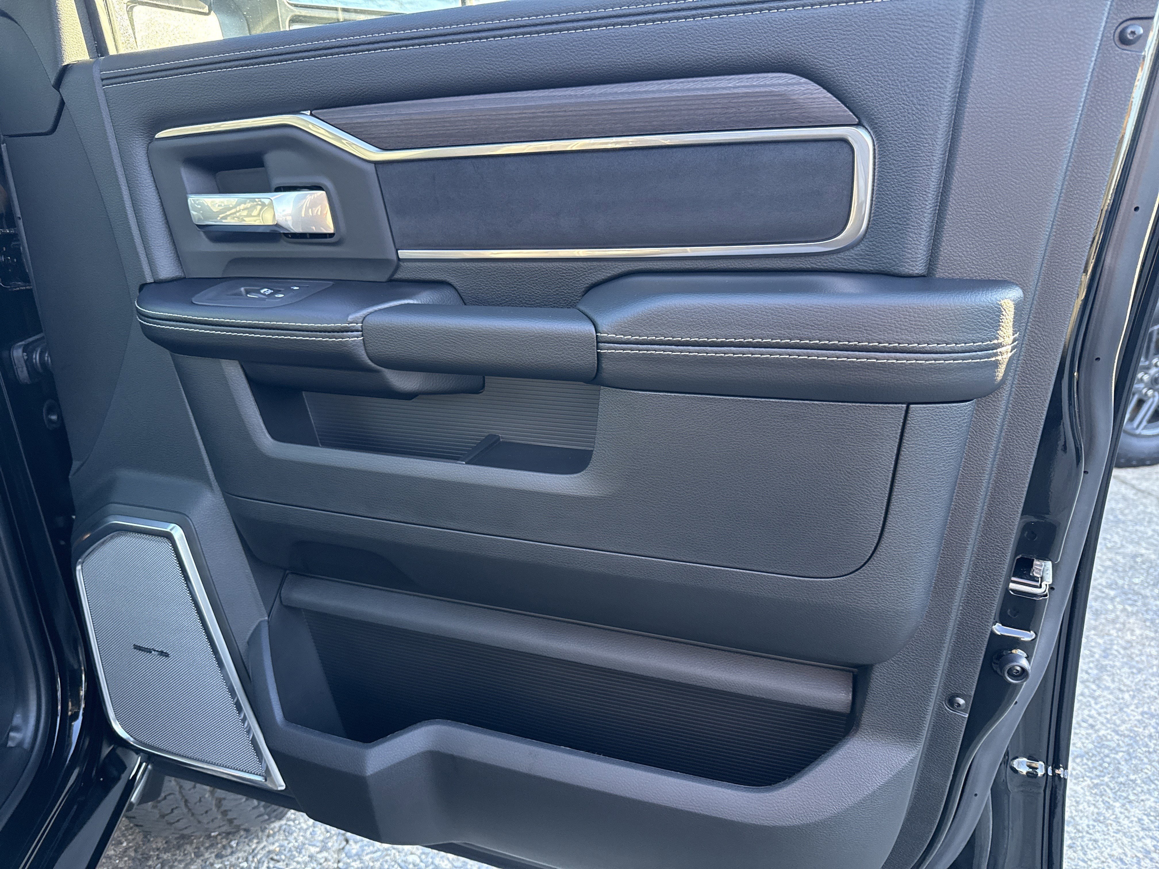 New 2026 Diamond Black Crystal Pearl-Coat Exterior Paint RAM Laramie image 15