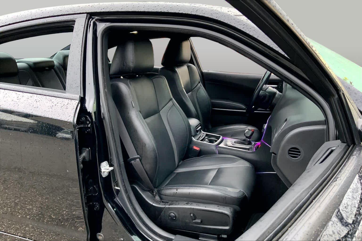 Used 2022 Pitch Black Clearcoat Dodge SXT image 9