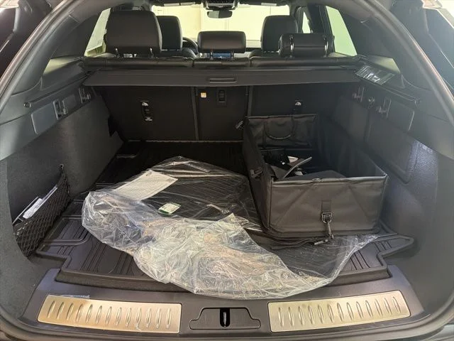 New 2026 Santorini Black Land Rover Dynamic SE image 9