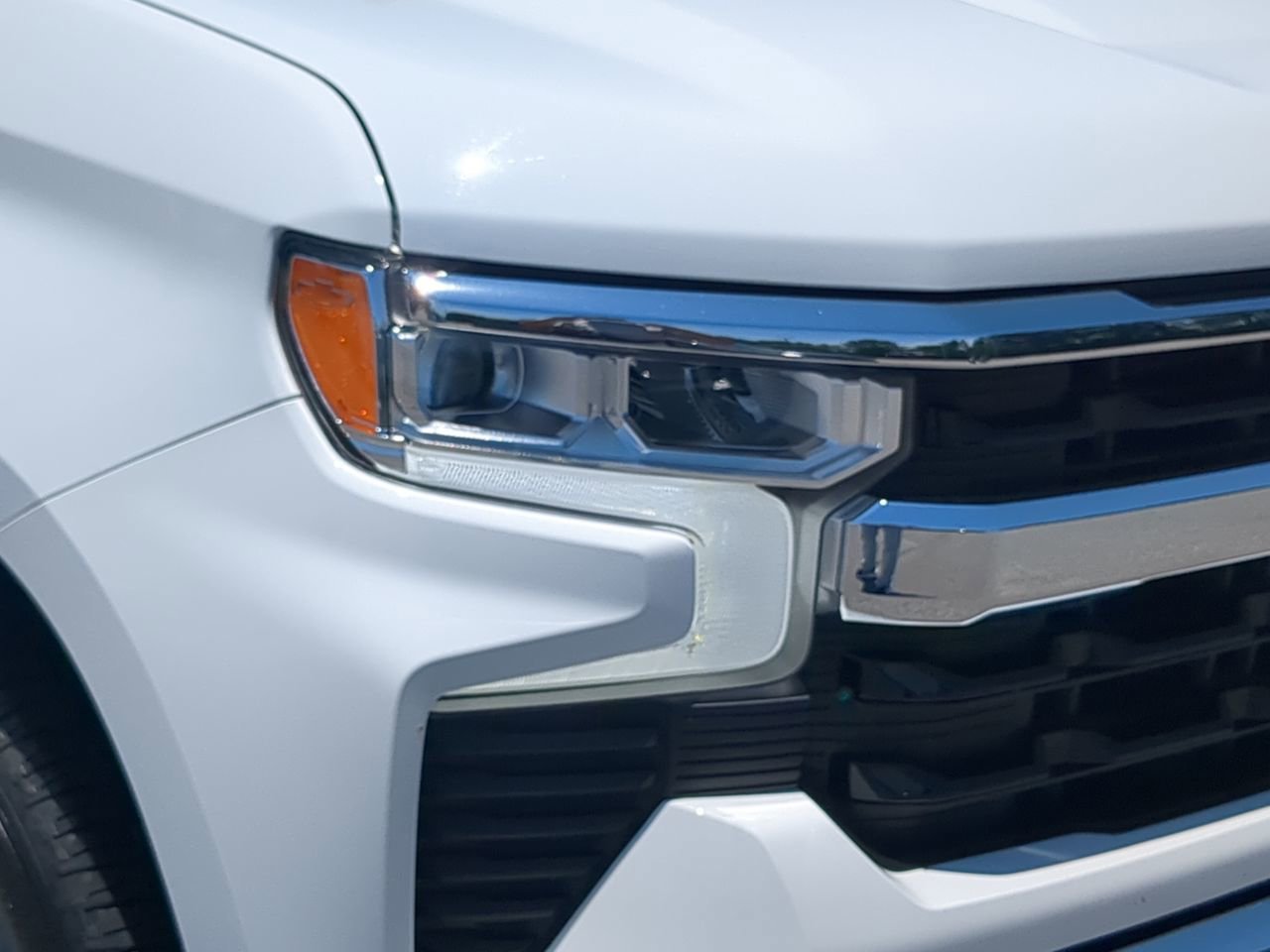 Used 2025 Summit White Chevrolet LT image 9