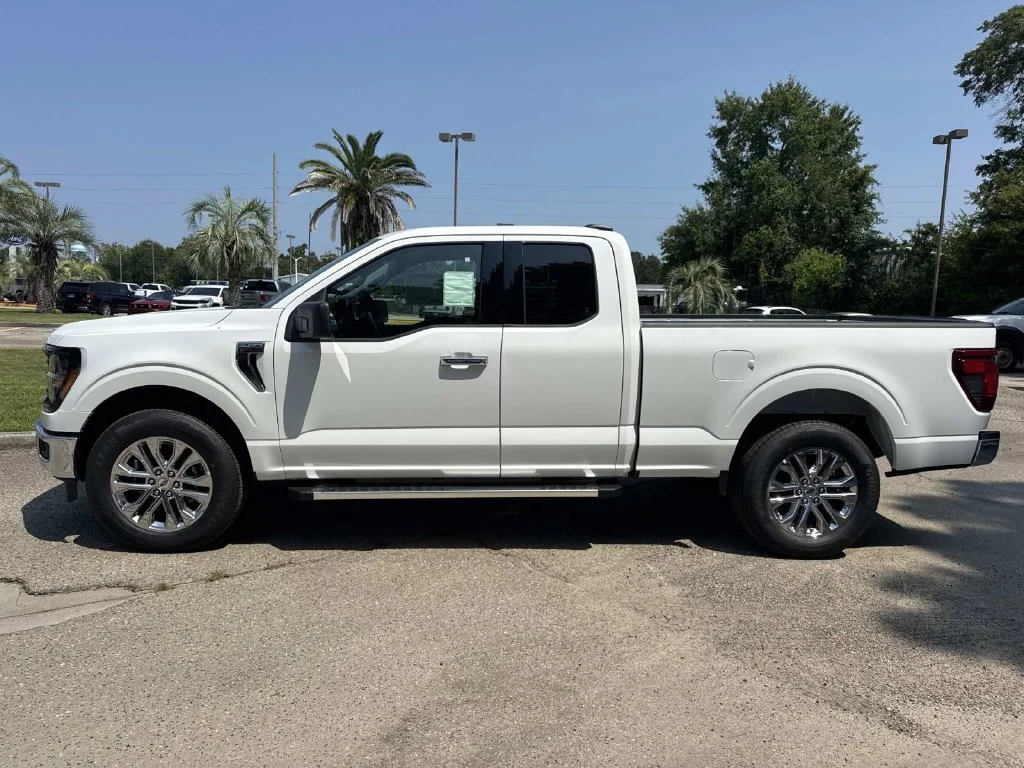 New 2026 Oxford White Ford XLT image 8