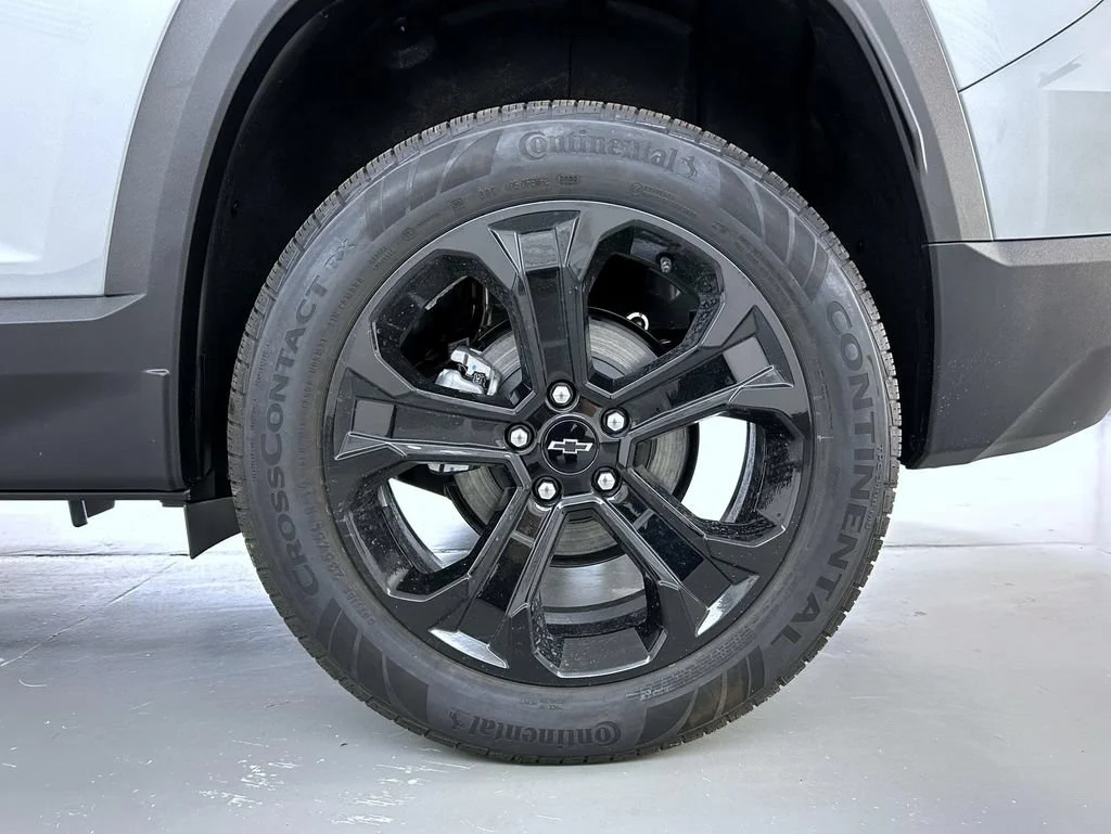 New 2027 Sterling Gray Metallic Chevrolet LT image 22