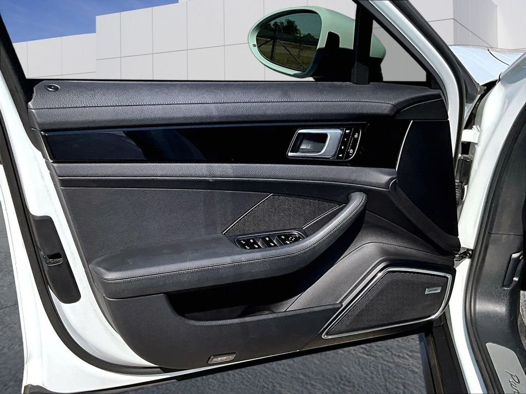 Used 2020 White Porsche  image 17