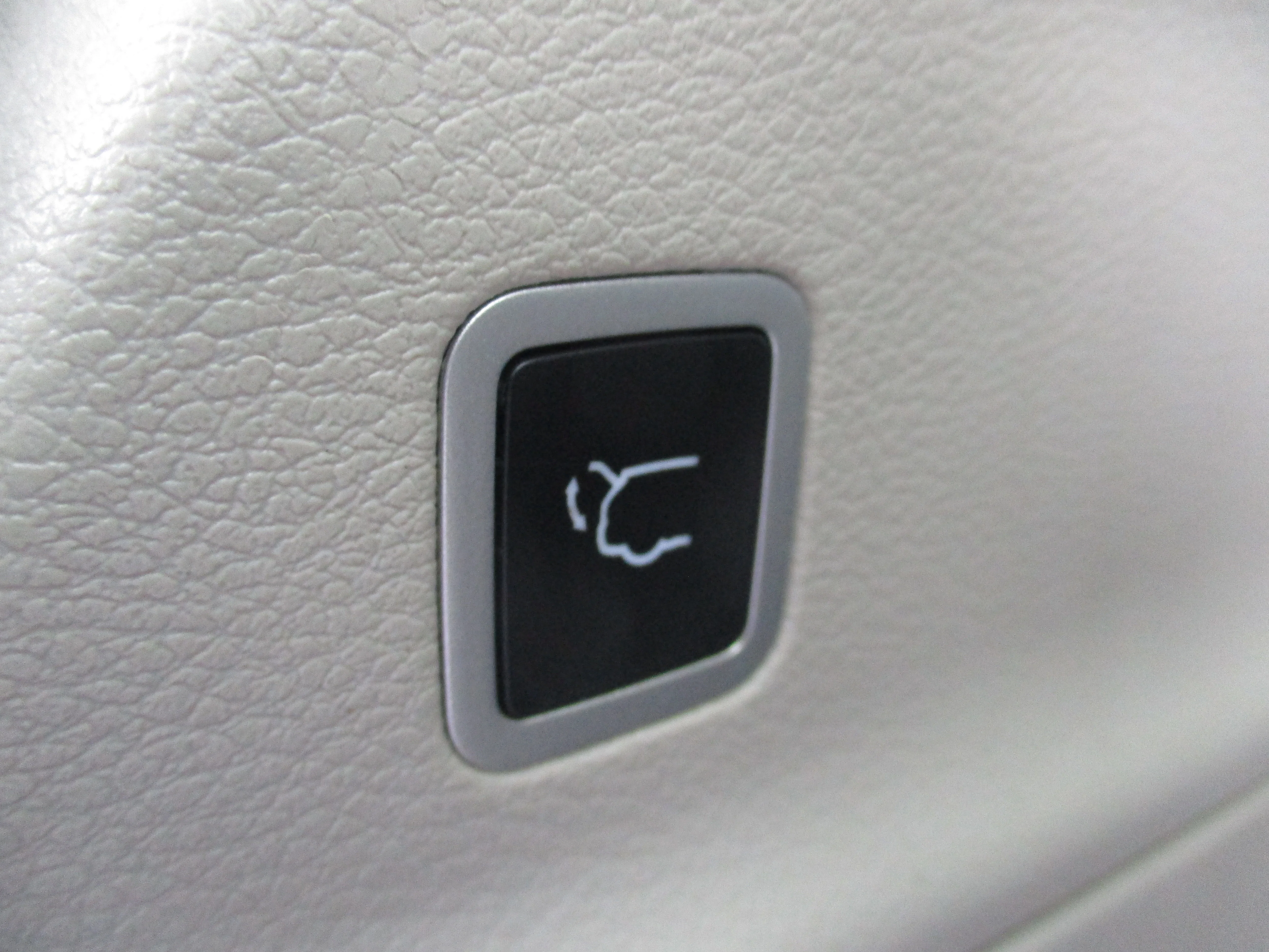 Used 2022 Brilliant Black Crystal Pearlcoat Chrysler Limited image 16