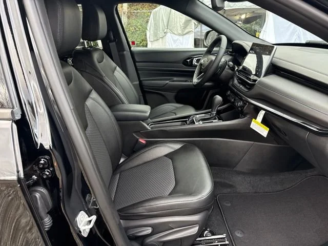 New 2026 Diamond Black Crystal Pearlcoat Jeep Latitude image 9