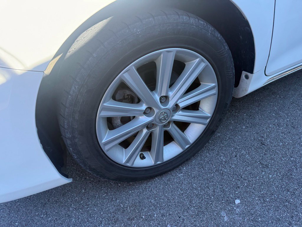 Used 2013 Super White Toyota XLE image 3