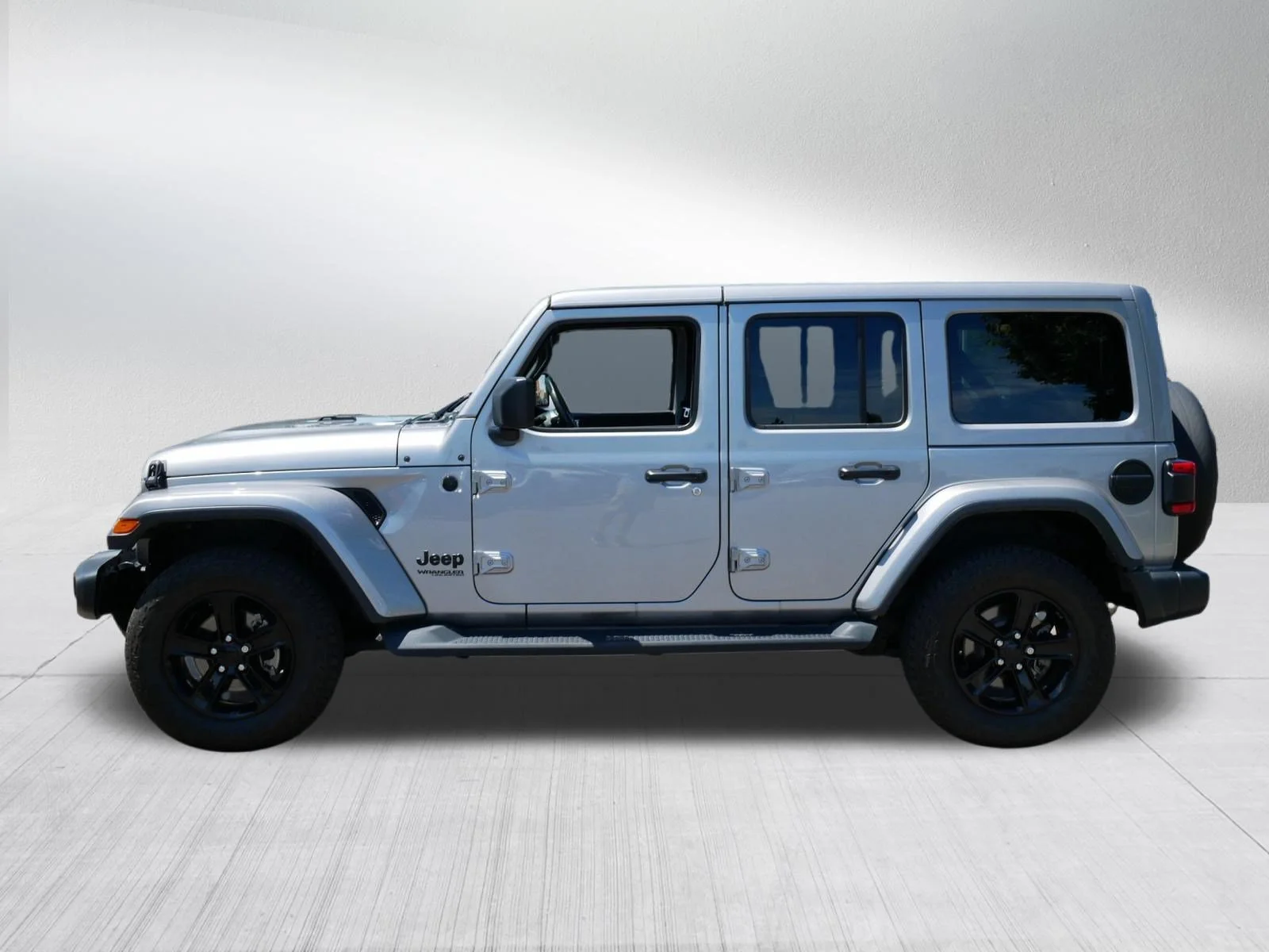 Used 2021 Billet Silver Metallic Clearcoat Jeep Unlimited Sahara Altitude image 4