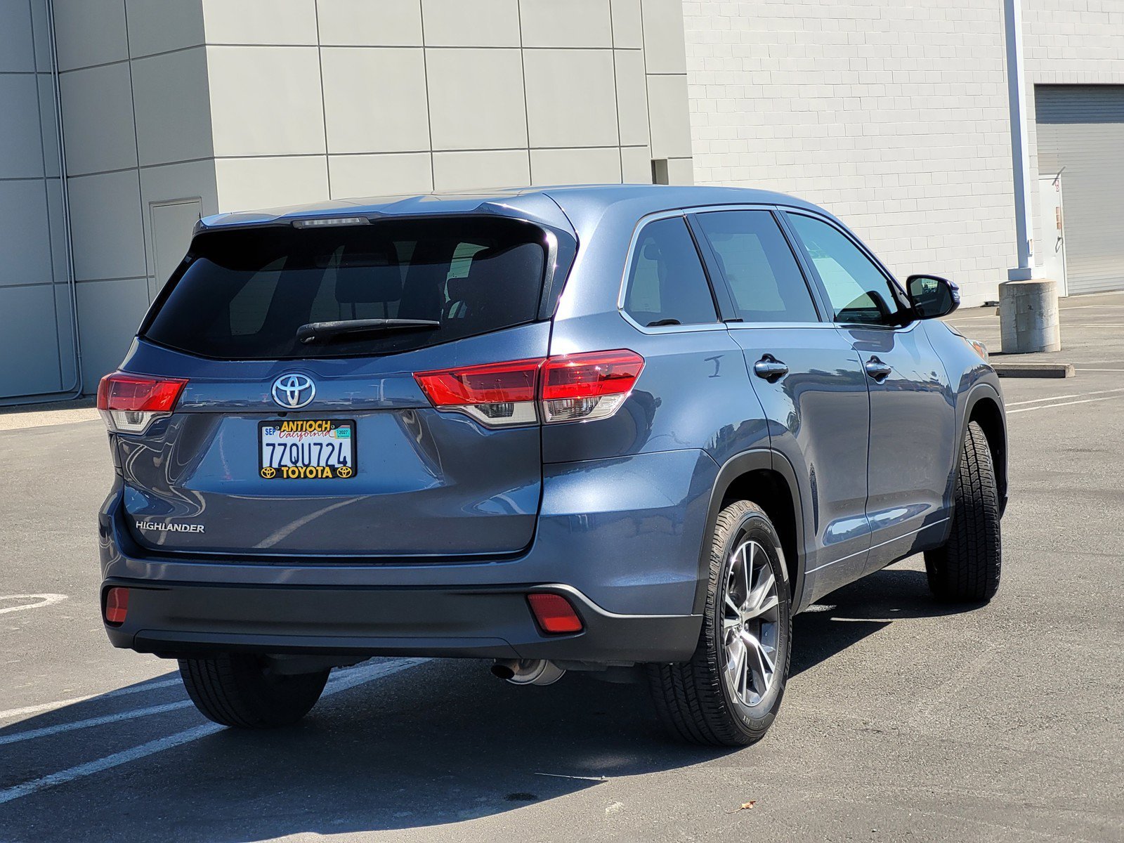 Used 2017  Toyota LE image 4