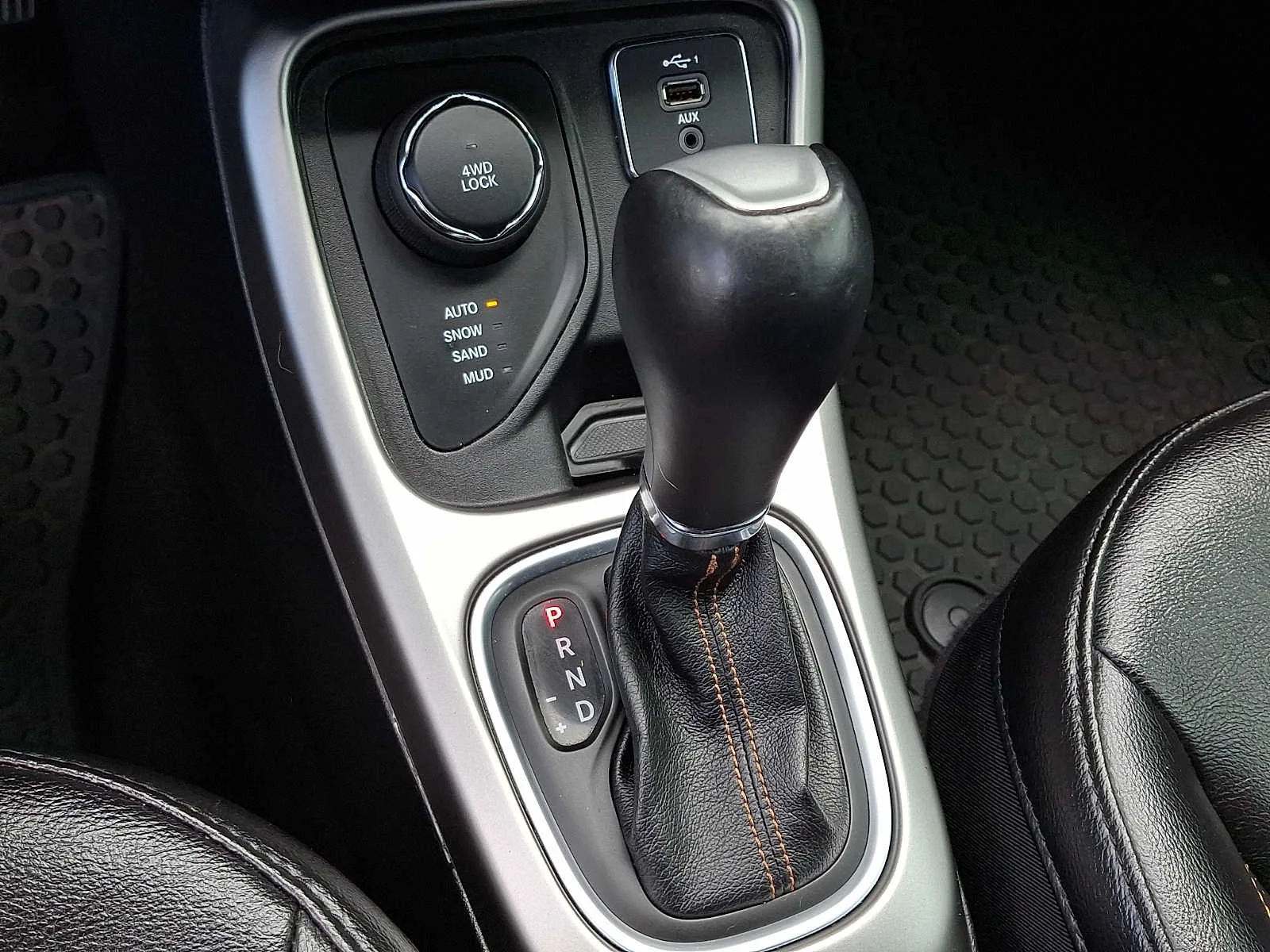 Used 2020 Granite Crystal Clearcoat Metallic Jeep Latitude image 14