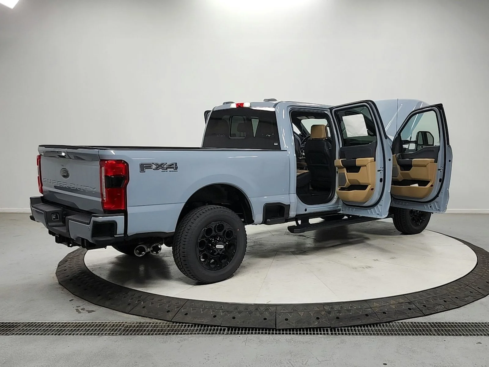 New 2026 Glacier Gray Metallic Tri-Coat Ford F-250® Lariat® image 15