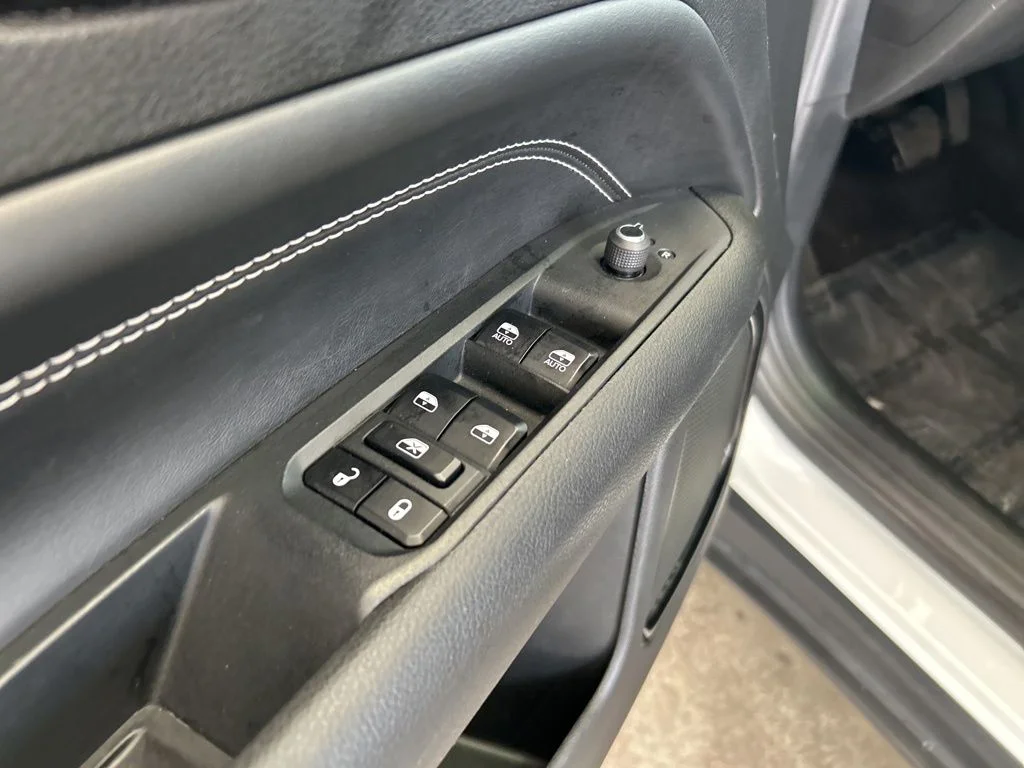 Used 2023 White Jeep Altitude image 37