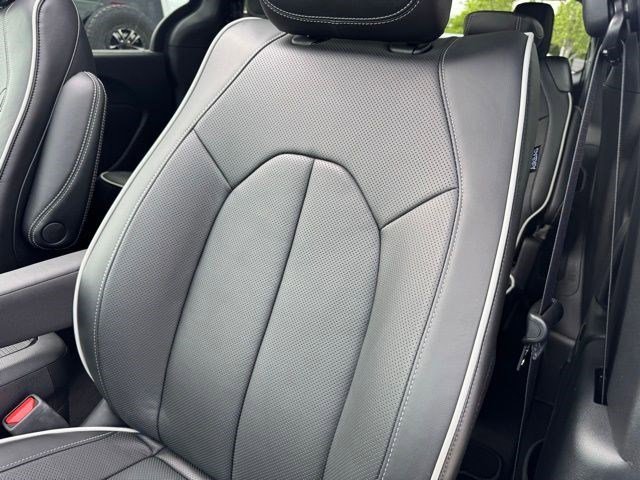 New 2027 Diamond Black Crystal Pearl-Coat Exterior Paint Chrysler Limited image 30
