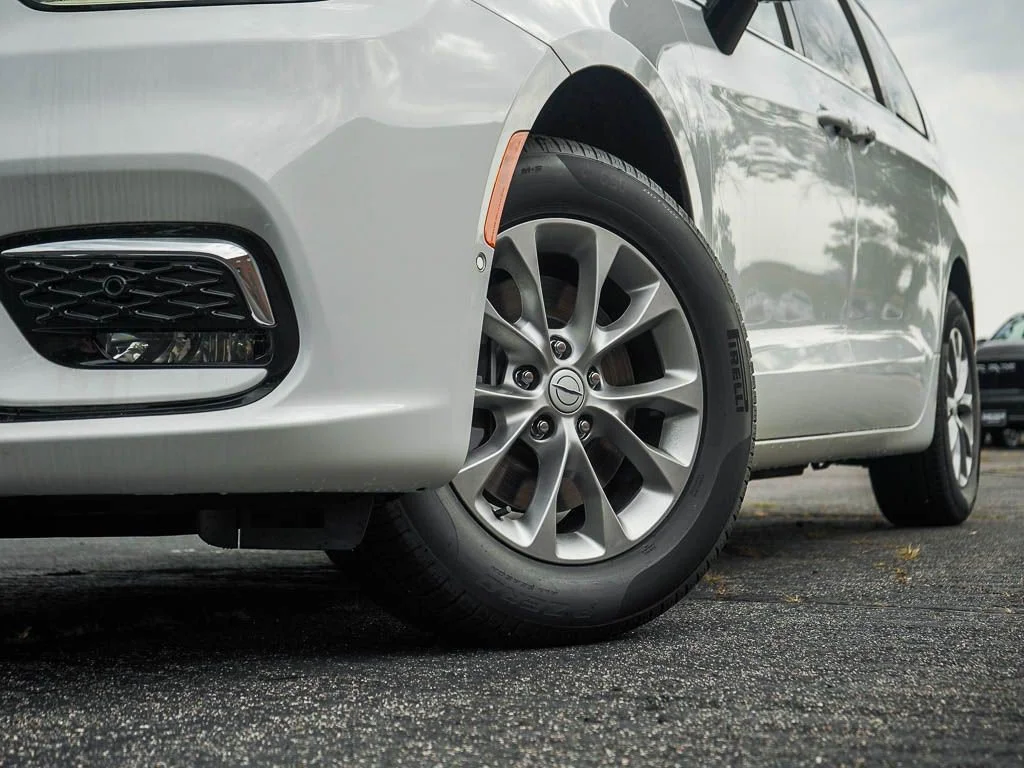 New 2026 Bright White Clearcoat Chrysler Select image 6