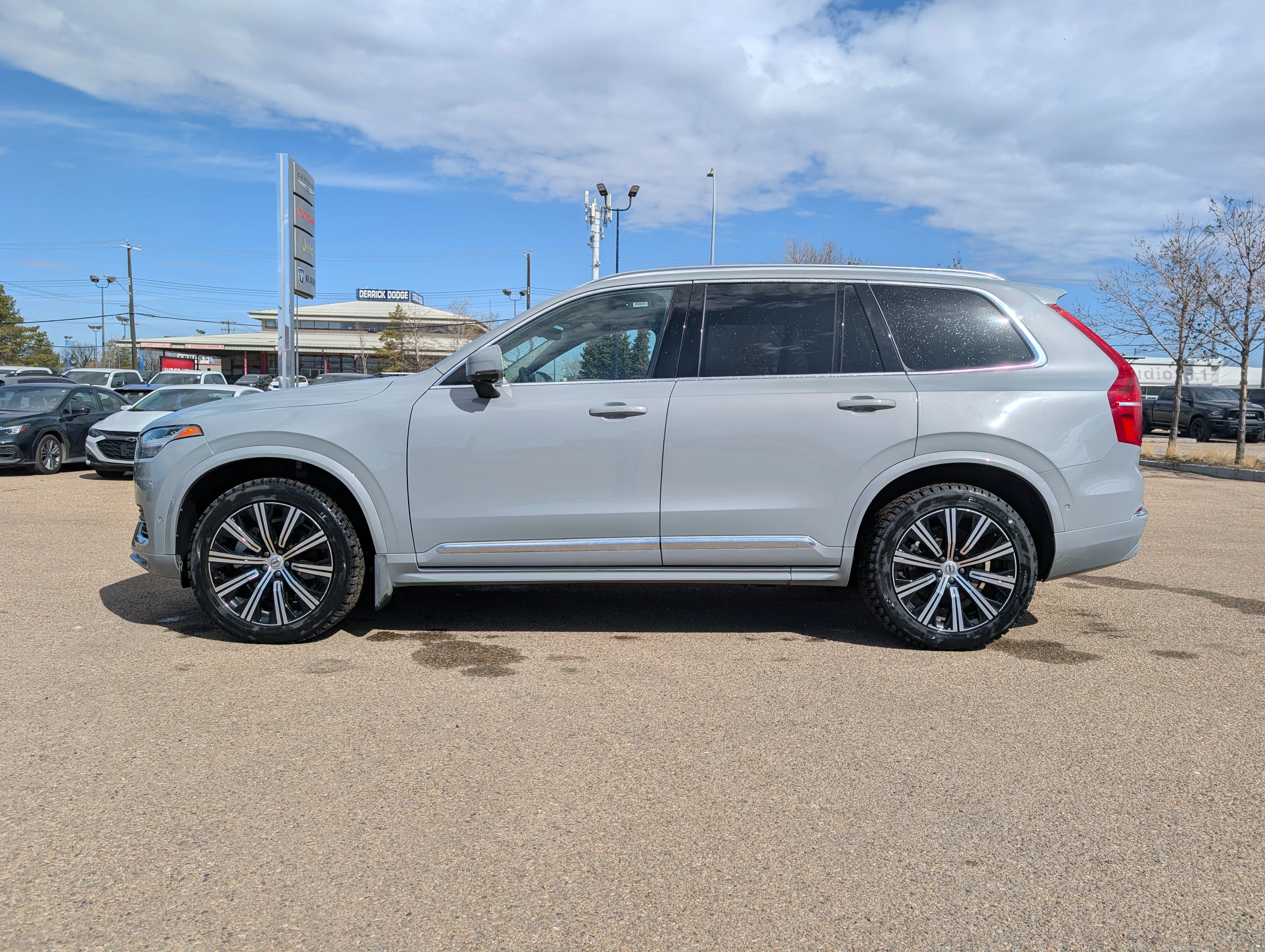 Used 2024 Crystal White Metallic Volvo Plus Bright Theme image 3