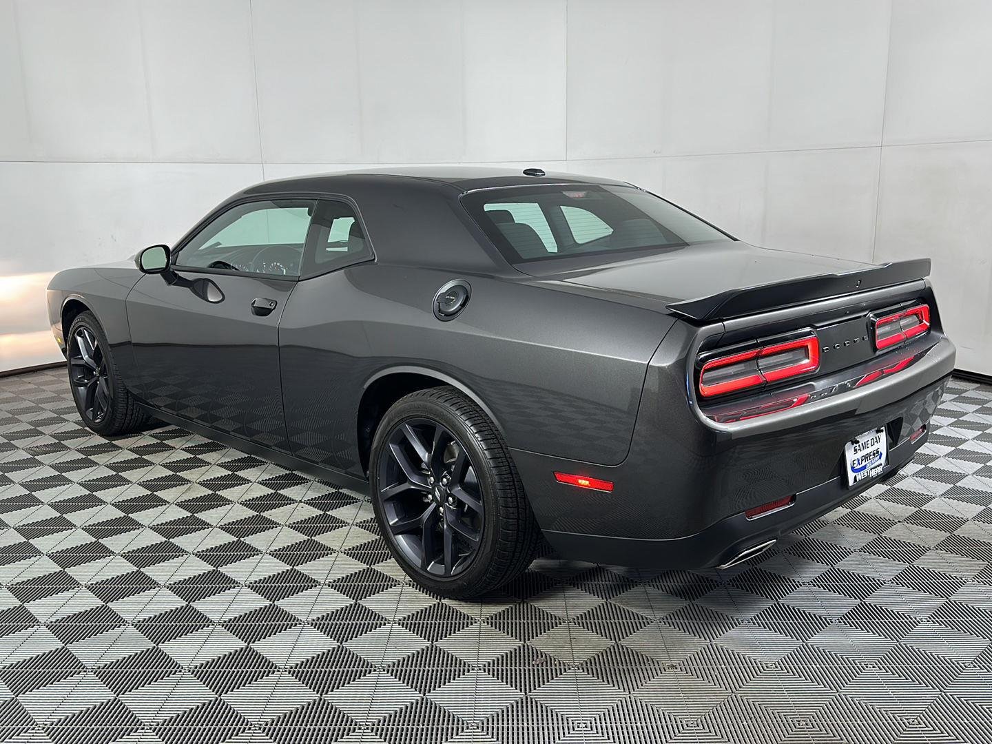 Used 2023 Granite Pearlcoat Dodge SXT image 17