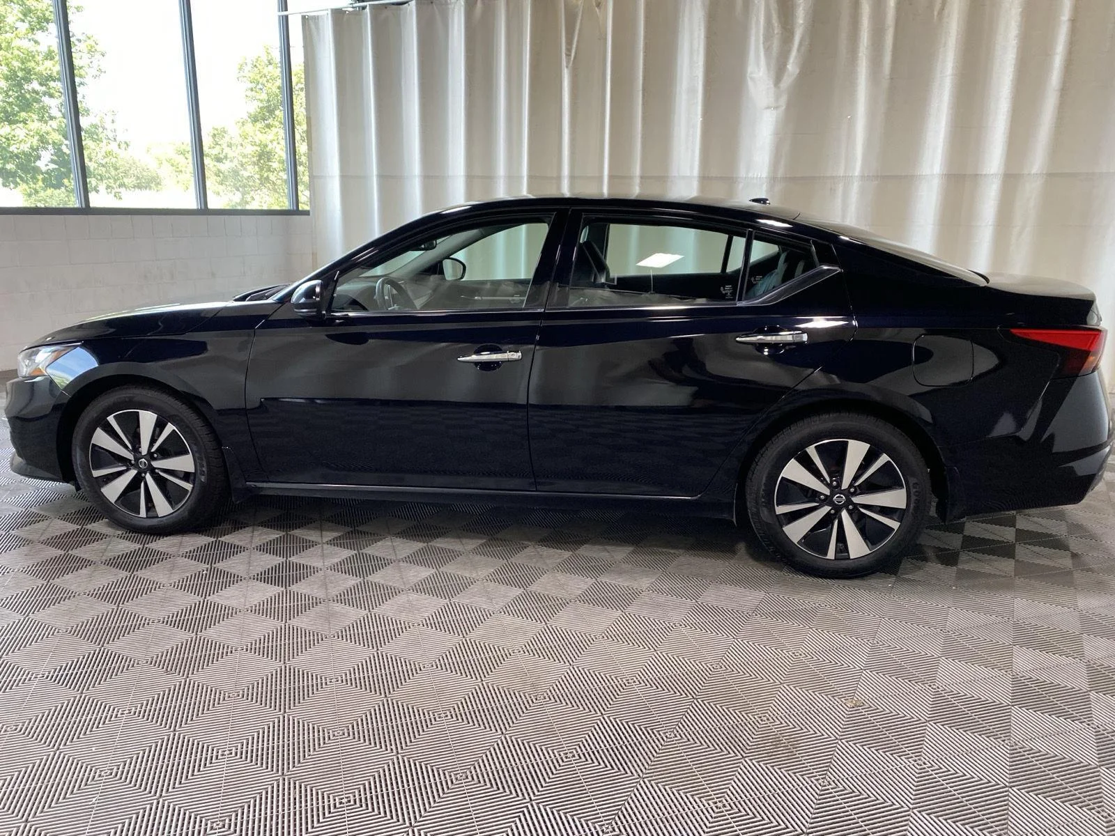 Used 2019 Super Black Nissan 2.5 SL image 4