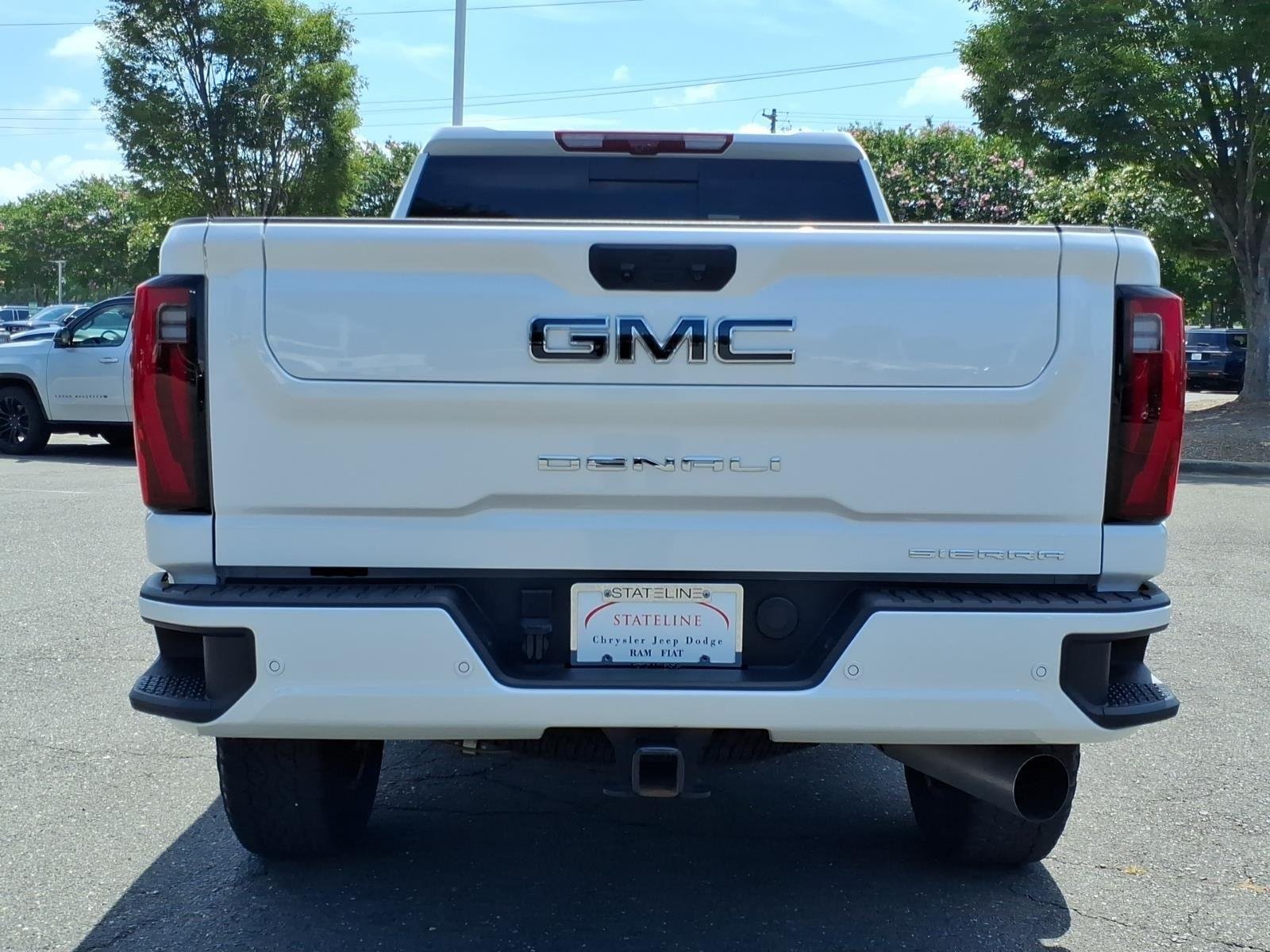 Used 2025 White Frost Tricoat GMC Denali Ultimate image 17
