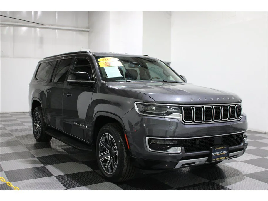 Used 2024 Baltic Gray Metallic Clearcoat Jeep Series II image 3