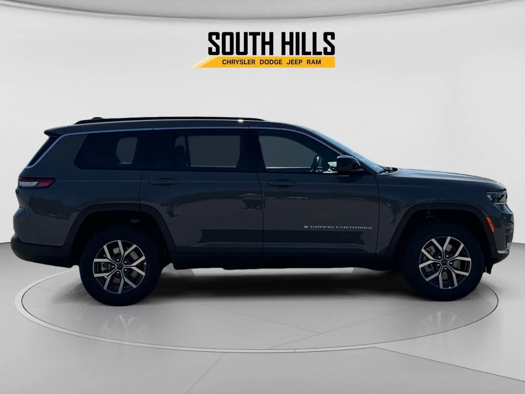 New 2027 Sting-Gray Clearcoat Jeep Laredo image 6