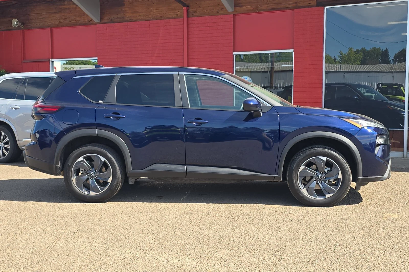 Used 2025 Deep Ocean Blue Pearl Nissan SV image 3