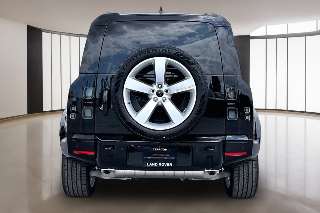 New 2026 SANTORINI BLACK Land Rover X-Dynamic SE image 4