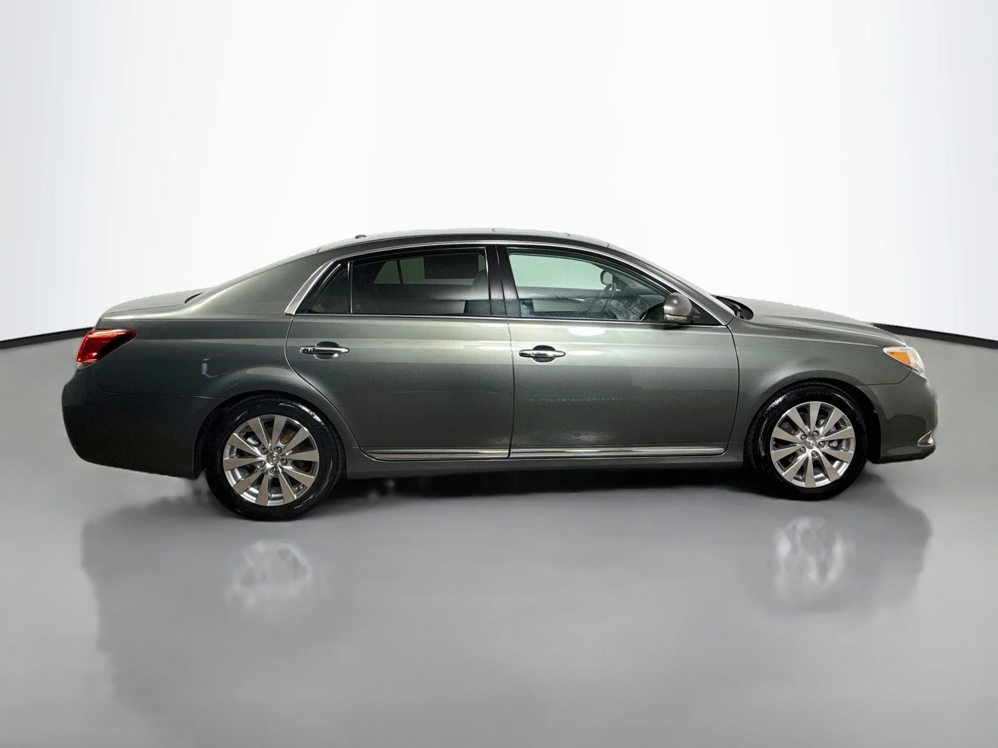 Used 2011 Cypress Pearl Toyota Limited image 8